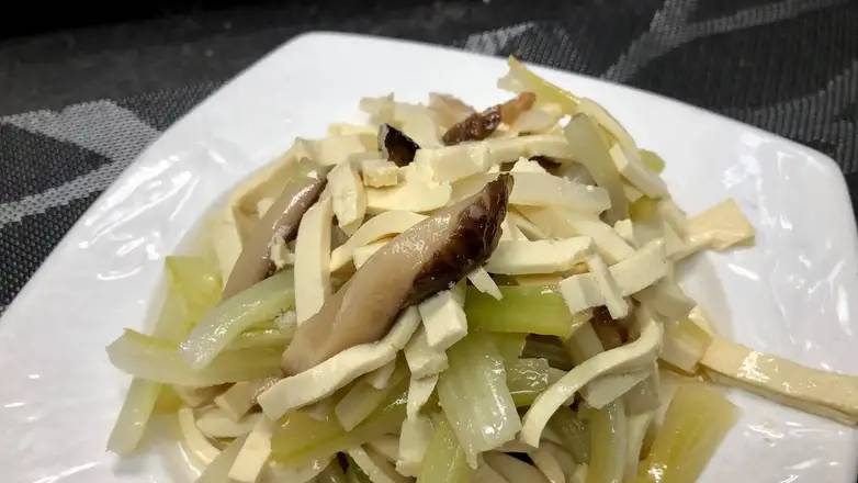 42. Tossed Celery with Dried Tofu Slices 香乾拌芹菜